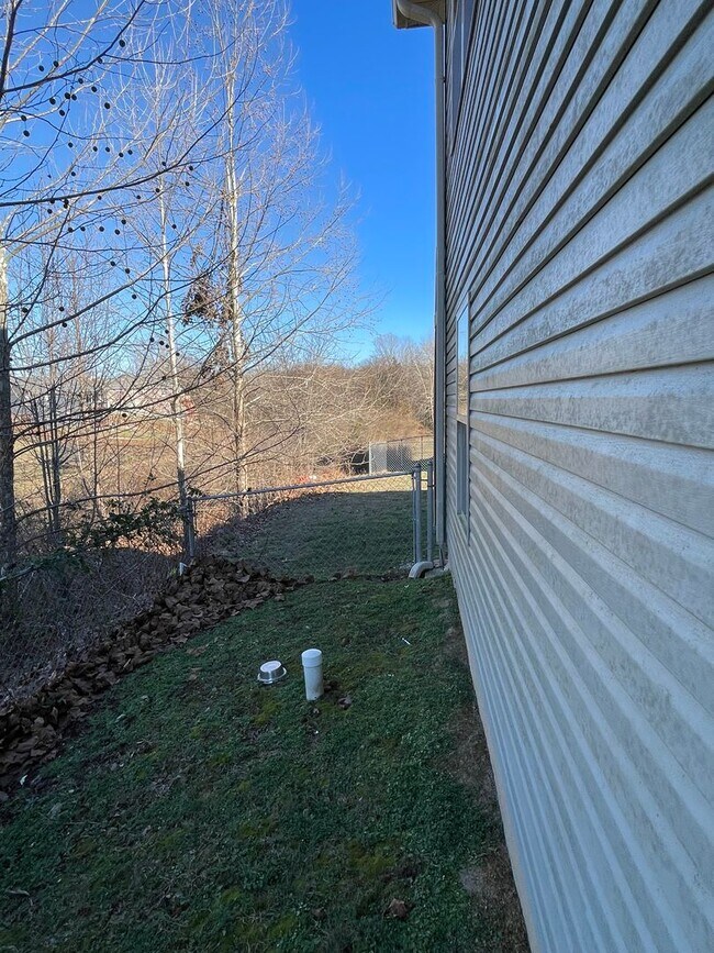 Building Photo - Built in 2020! 3 Bed 2 Bath w/ FENCE and UF Walk Out Basement