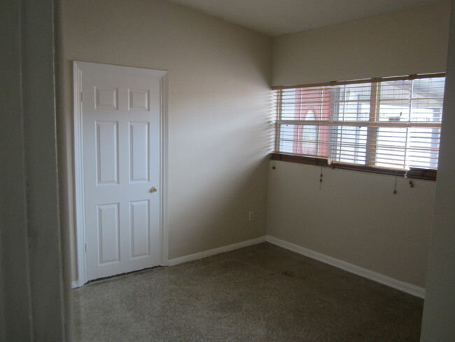 Building Photo - 2 Bedroom 1 Bath Duplex available for Rent...