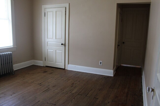Building Photo - Spacious 2-Bedroom First Floor Apartment