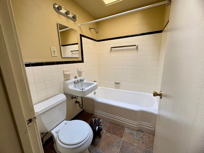 Building Photo - 3 Bedroom 1 Bath Available in Harrisburg!