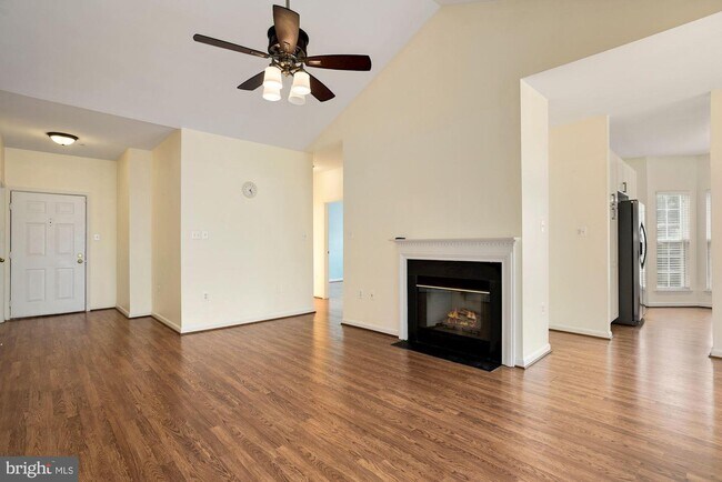 Building Photo - 4139 Fountainside Ln