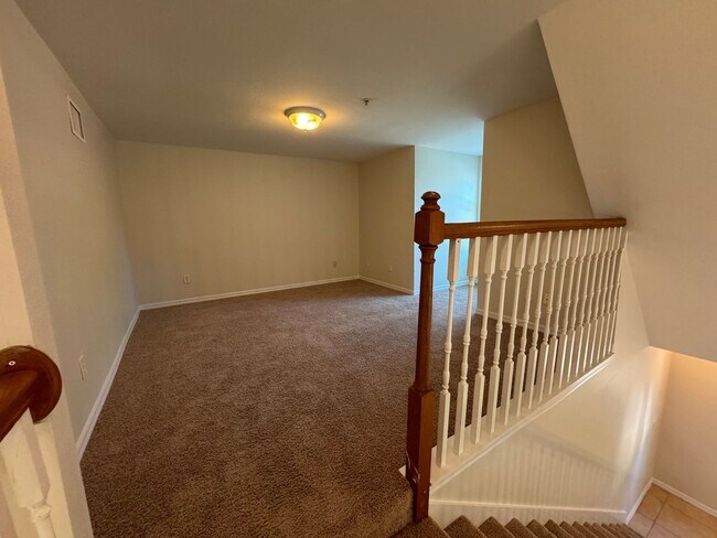 Building Photo - Hamptons in Metrowest  3 bedroom 2 Bath wi...