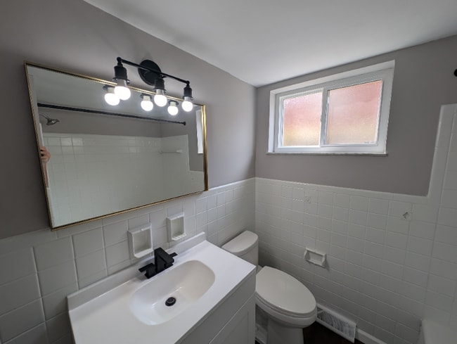 Building Photo - 110 Cromwell Pl