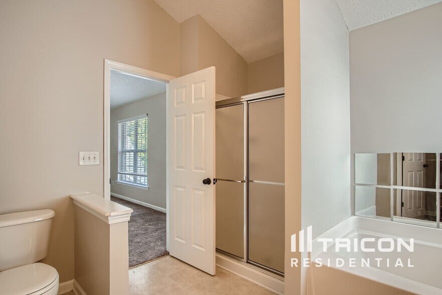 Building Photo - 9582 Lakeview Cir