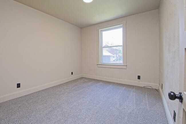Building Photo - 2417 Edison Ave