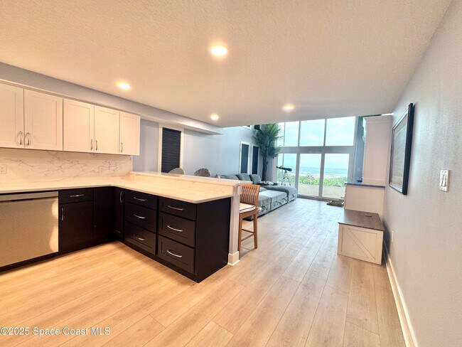 Building Photo - 5050 Ocean Beach Blvd