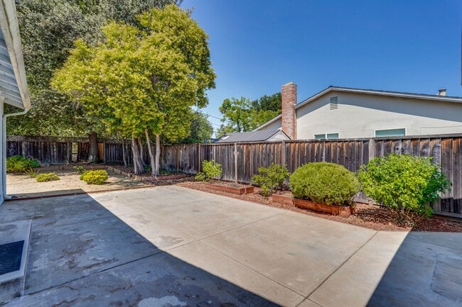 Building Photo - Charming 3-bedroom, 2-bathroom ranch-style...
