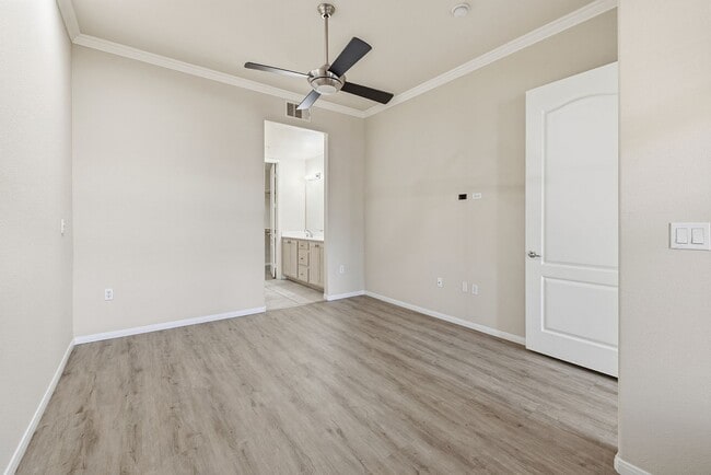 Building Photo - Guard Gated 3rd Floor Unit off Las Vegas Blvd