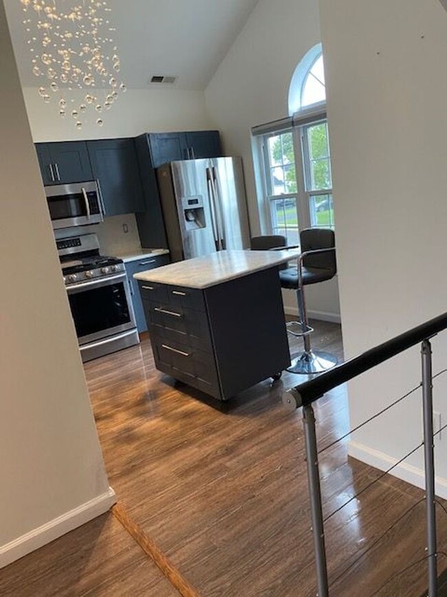 Building Photo - Two Bedroom Three Bathroom Condo in Hollan...