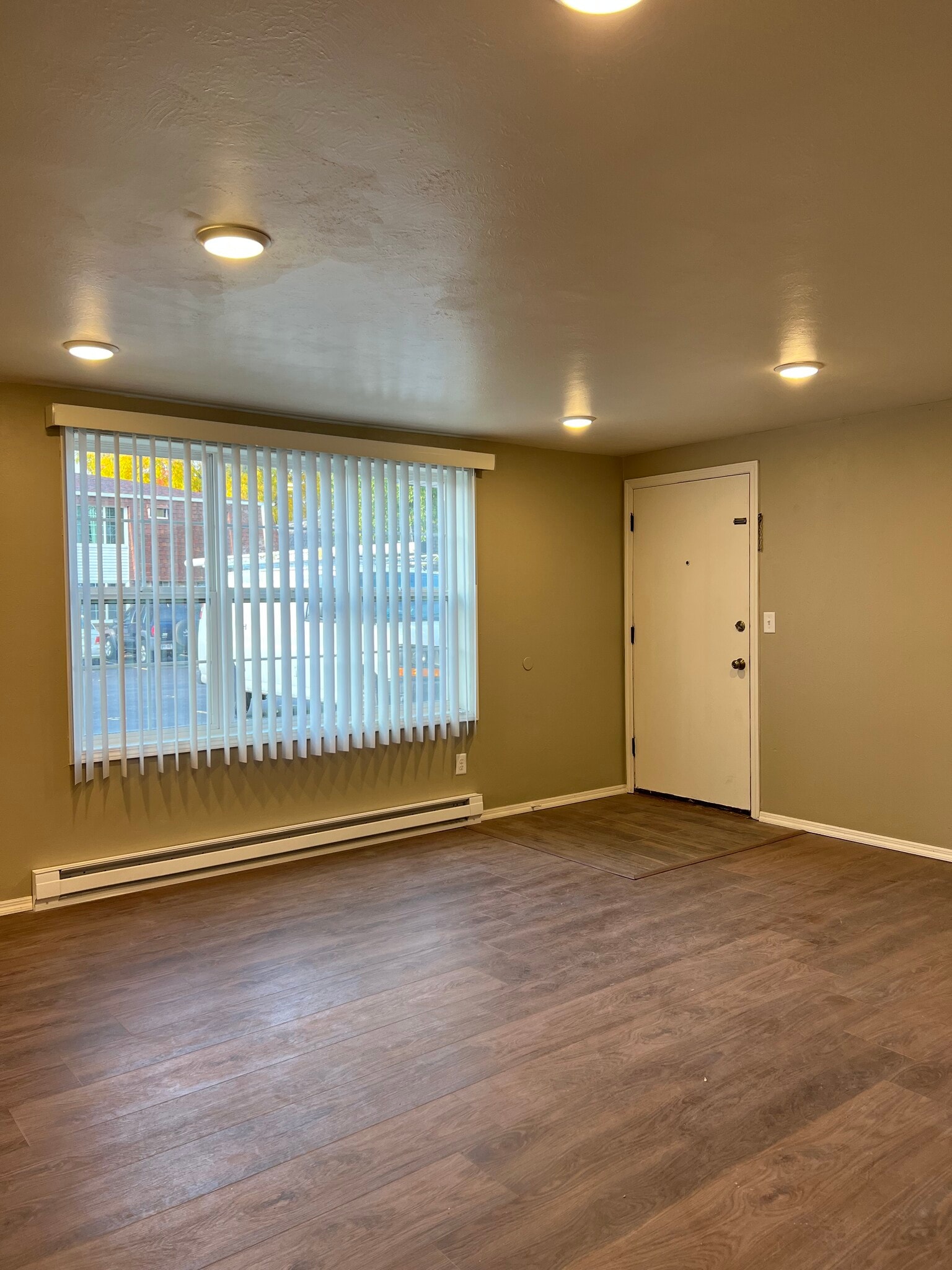 Building Photo - 730 Schoen St