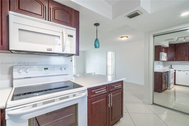 Building Photo - 2999 Point E Dr