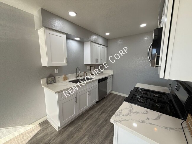 Building Photo - 2 Bedroom/2.5 Bathroom Two Story Condo for...