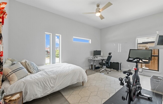Building Photo - 15130 Reales Dr