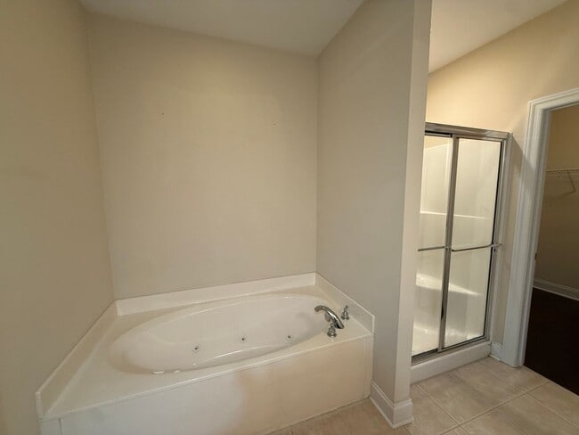 Building Photo - Well-Maintained Home in Convenient Madison Location