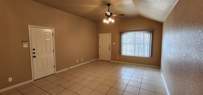 Building Photo - Beautiful 3bed/2bath Duplex near Clear Cre...