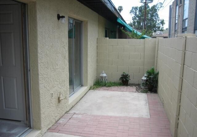 Building Photo - Remodeled 2/2 patio home for rent in sought-after central Phoenix area.