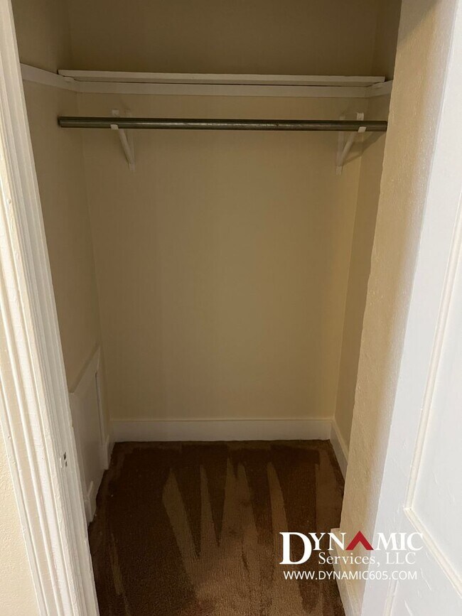 Building Photo - 811 S Summit Ave