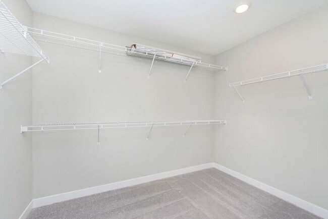 Building Photo - Like New 5 Bedroom 3 Full Bath With Fenced...