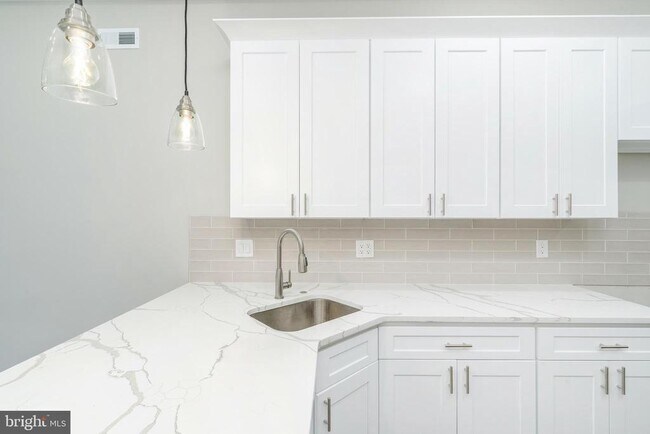 Building Photo - 103 E Duval St