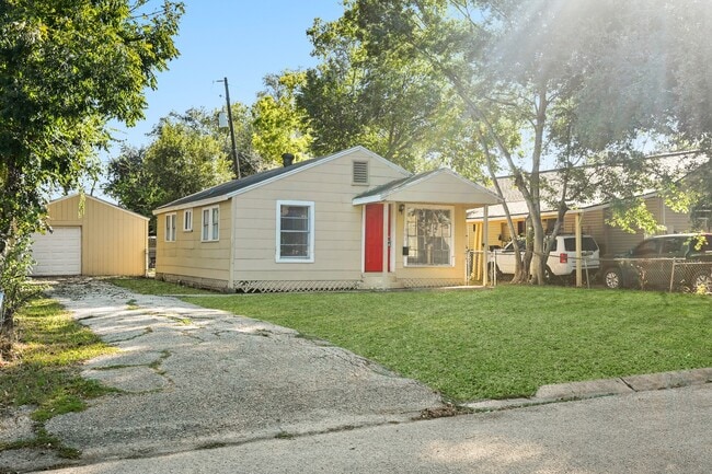 Building Photo - 203 W Hart Ave