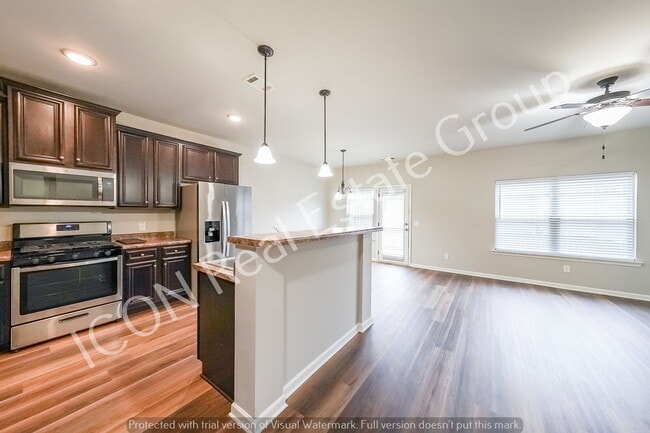 Building Photo - 3/2 Townhome with 2 car garage