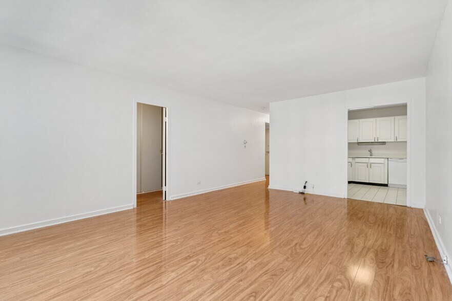 Building Photo - 253 E Delaware Pl