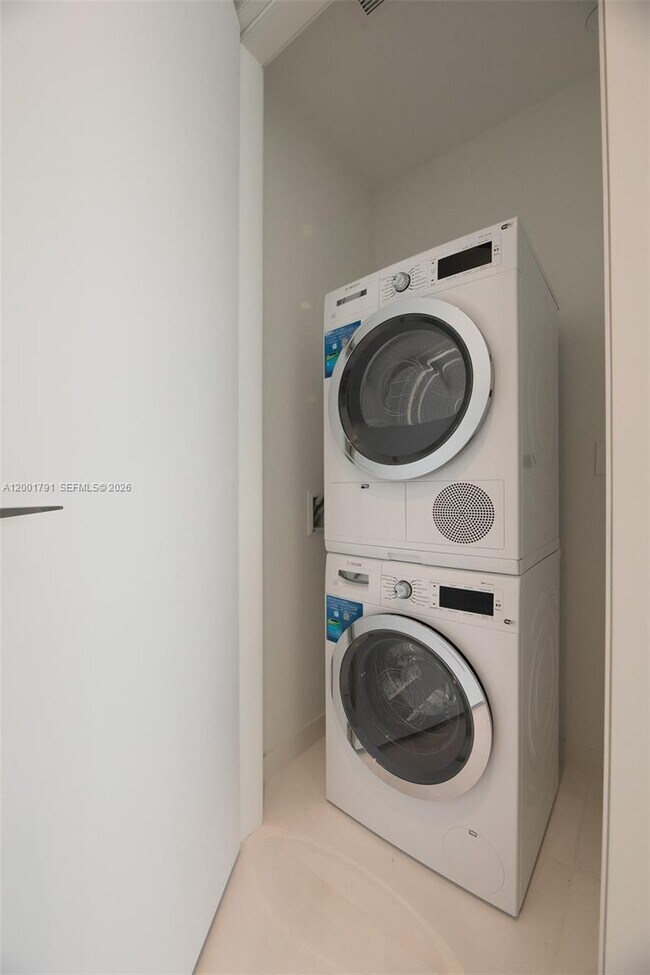 Building Photo - 300 Biscayne Blvd Way