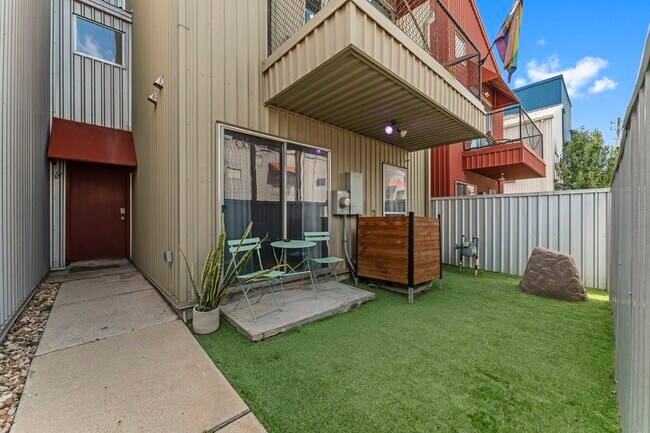 Primary Photo - 1215 Arthur St