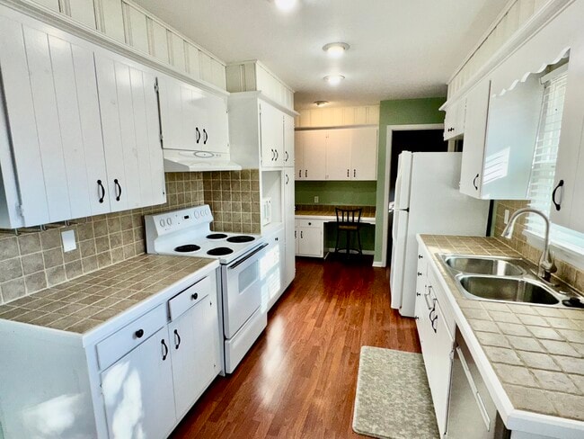 Building Photo - 11021 Spring St