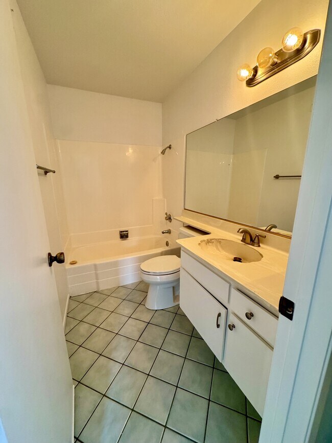 Building Photo - 2027 Fuerte Ln