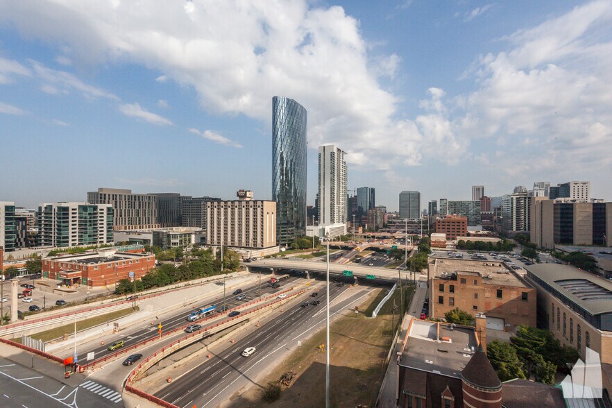 Building Photo - 210 S Desplaines St