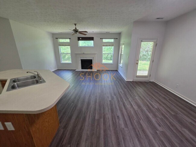Building Photo - 3 BR Lindberg Village