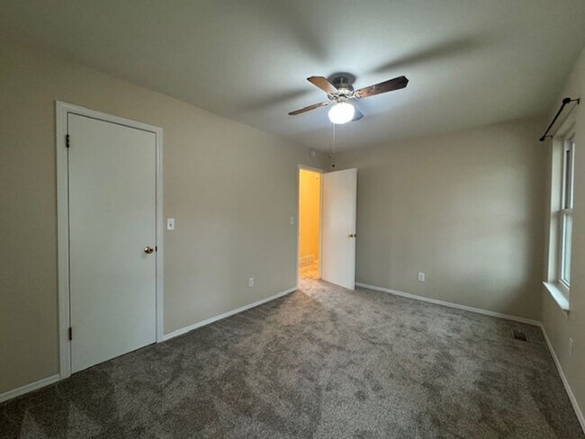 Building Photo - 4-Bedroom Home with 2-Car Garage close to ...
