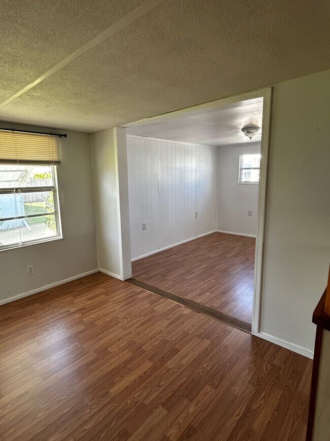 Building Photo - 2 Bedroom Home with a den - Loads of ameni...