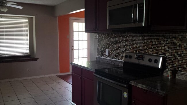 Building Photo - Beautiful 4 Bedroom in Garland!