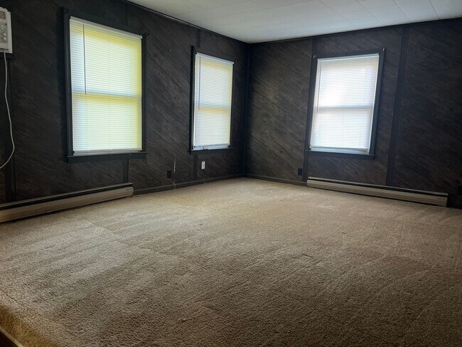 Building Photo - 3 bedroom 2 bath house