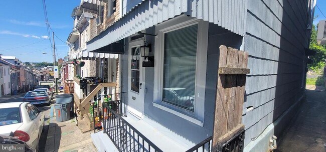 Building Photo - 603 Maple St