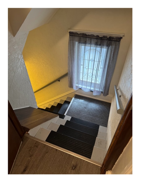 Back staircase access - 522 E Chestnut St