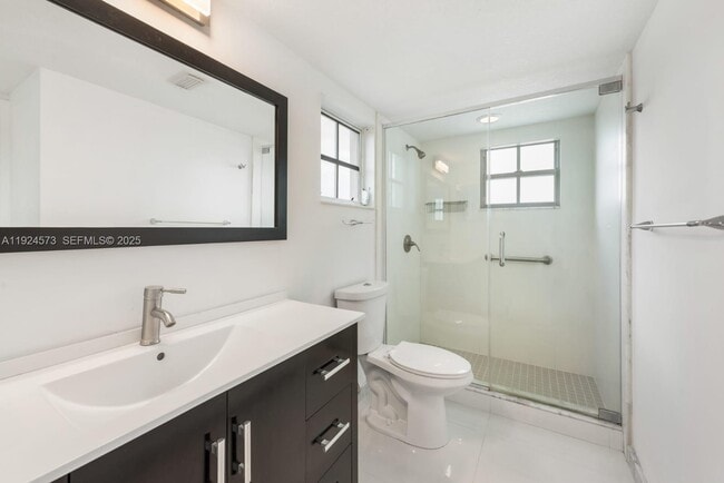 Building Photo - 411 SW 37th Ave