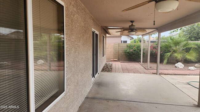 Building Photo - 6126 W Paradise Ln