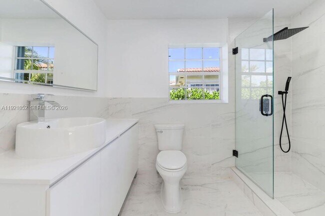 Building Photo - 725 91st St