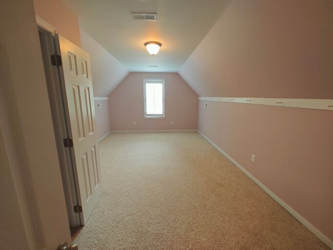 Building Photo - 4 bedroom home with a garage on cull de sa...