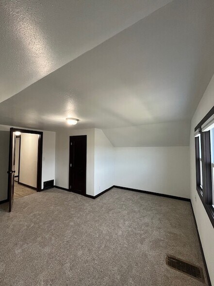 Building Photo - 513 N Maple Ave