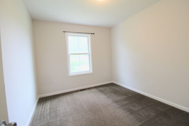 Building Photo - Spacious 3-Bed, 2.5-Bath Townhome Availabl...