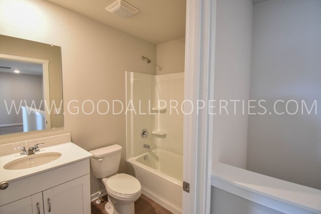 Building Photo - 3 Bedroom 2.5 Bath Townhome in Waukee