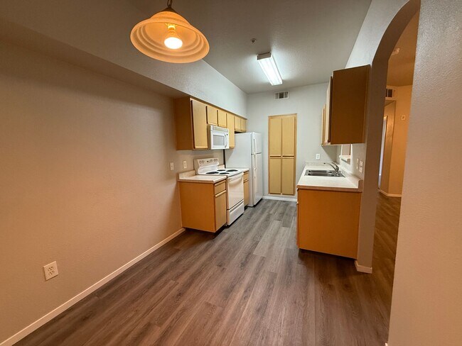 Building Photo - Cute 2 bedroom, 2 bath condo