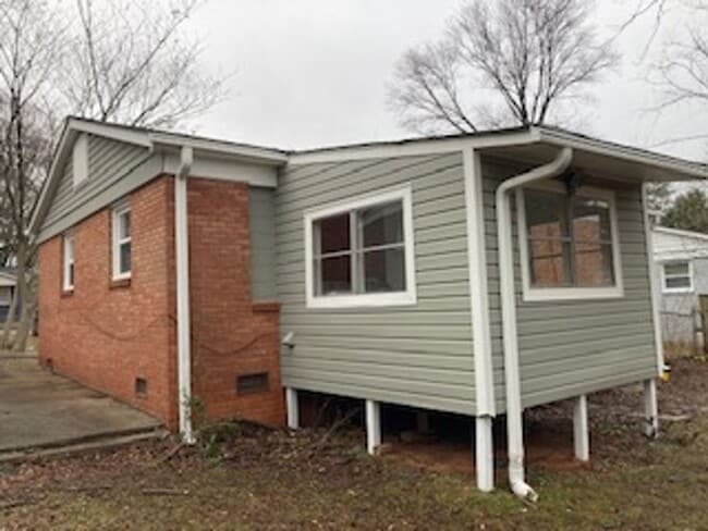 Building Photo - Must see ranch style 3Bdr 1 Bath home. It's located off Hovis Rd.