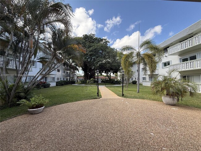 Building Photo - 15221 NE 6th Ave