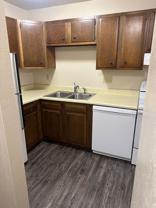 Building Photo - One Bedroom