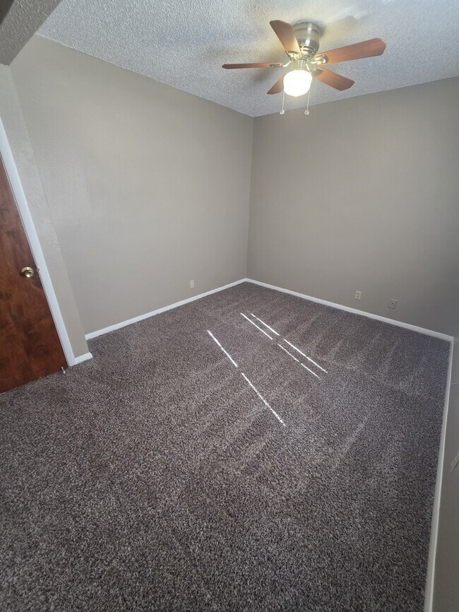 Building Photo - 2 story townhome, 3 bed 2 bath